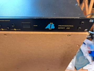 AB International 2*100W Versterker beschikbaar voor biedingen