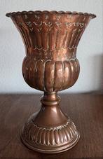 Koperen vaas op voet rondom gedecoreerd, Ophalen of Verzenden