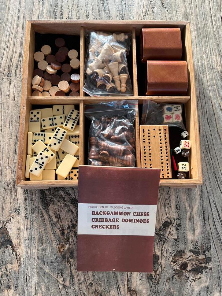 Houten Spelletjesdoos: Schaak, Backgammon, Dammen & Meer, Hobby en Vrije tijd, Gezelschapsspellen | Bordspellen, Zo goed als nieuw