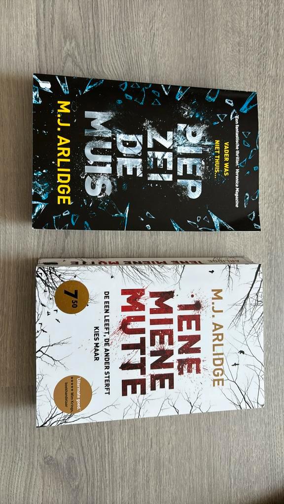 M.J. Arlidge “piep zei de muis & iene miene mutte”, Boeken, Thrillers, Zo goed als nieuw, Nederland, Ophalen of Verzenden