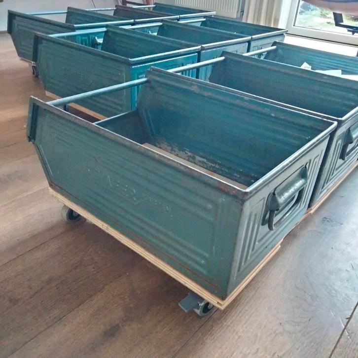 Vintage magazijnkisten metaal 3 units op wielen, Huis en Inrichting, Woonaccessoires | Kisten, Gebruikt, Minder dan 50 cm, 75 tot 100 cm
