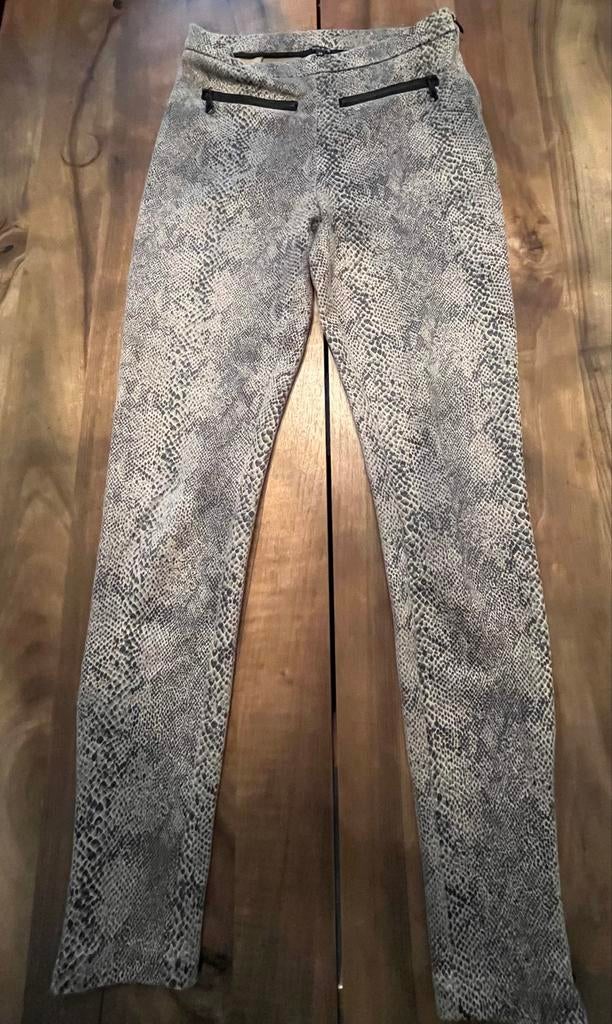 NIKKIE Snake Print Broek - Maat 34, Ophalen of Verzenden, Zo goed als nieuw, Maat 34 (XS) of kleiner, Grijs