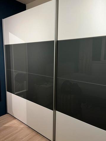 Kledingkast beschikbaar voor biedingen