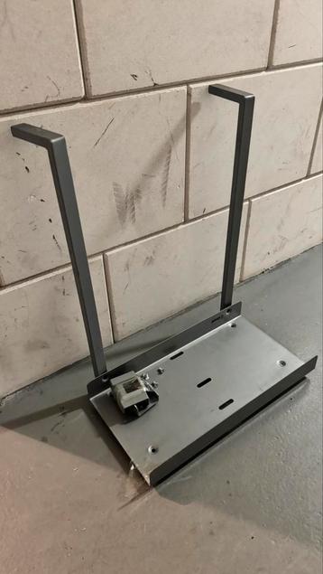 Computerdrager onder bureau Galant ikea beschikbaar voor biedingen
