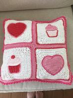 Gehaakt kussen met harten en cupcakes, Huis en Inrichting, Woonaccessoires | Kussens, Ophalen of Verzenden, Zo goed als nieuw