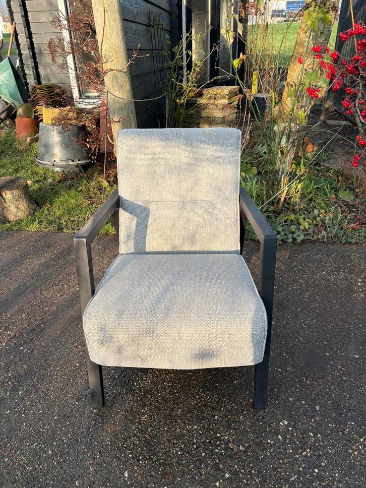 Grijze stoffen stoel met houten leuning, Huis en Inrichting, Fauteuils, Zo goed als nieuw, Hout, 50 tot 75 cm, Minder dan 75 cm