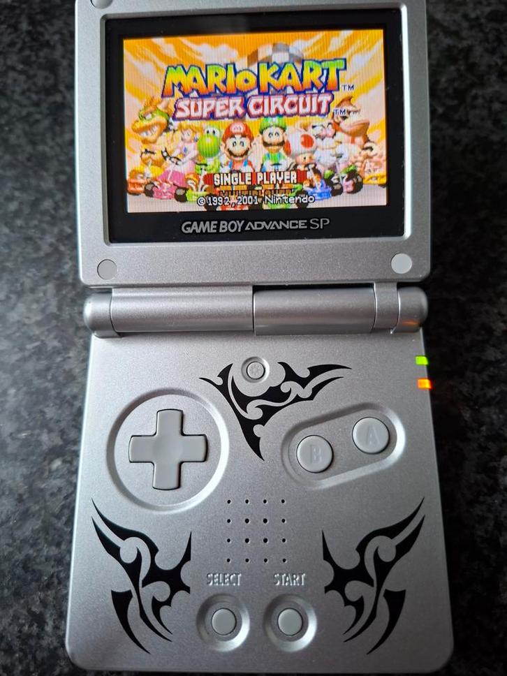Game Boy Advance SP -tribal Zilver  inclusief 13 spellen, Spelcomputers en Games, Spelcomputers | Nintendo Game Boy, Gebruikt