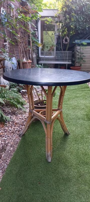 rotan, rond tafeltje, gebruikssporen, tuin tafel beschikbaar voor biedingen