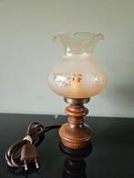 Vintage tafellamp met houten voet en bewerkt glazen kap, Antiek en Kunst, Antiek | Lampen, Ophalen of Verzenden