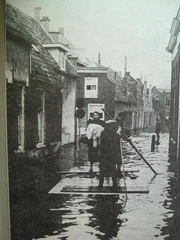 Gebroken dijken. Goeree-Overflakkee 1953. beschikbaar voor biedingen