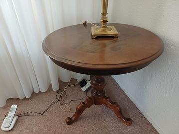 Klassieke houten bijzettafel beschikbaar voor biedingen