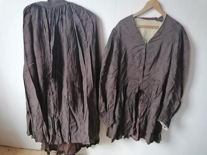 Fries drents gronings kostuum Friese drentse klederdracht, Antiek en Kunst, Antiek | Kleding en Accessoires, Ophalen