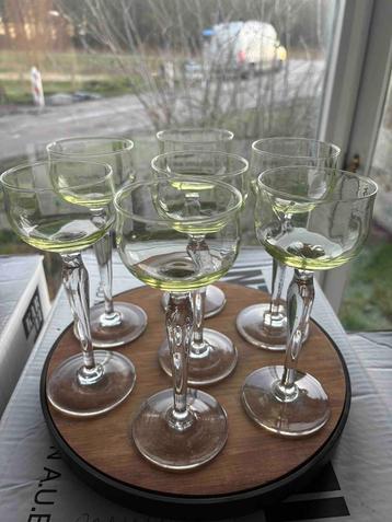 Set van 7 borrelglazen met een lichtgroene glans beschikbaar voor biedingen