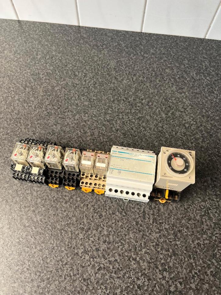 Omron H3CR timer , Hager voeding en Omron relais ., Hobby en Vrije tijd, Elektronica-componenten, Gebruikt, Ophalen of Verzenden