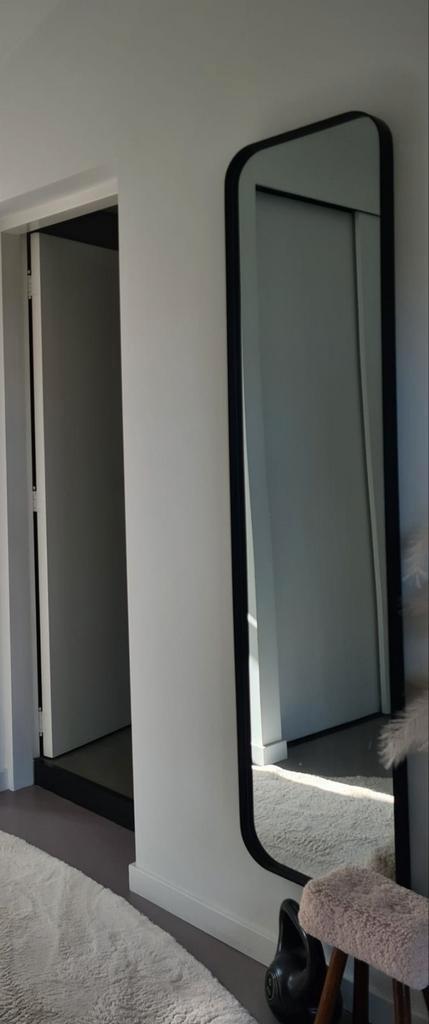 Grote woood Doutzen spiegel zwart metalen lijst zga nieuw, Huis en Inrichting, Woonaccessoires | Spiegels, Zo goed als nieuw, Minder dan 50 cm