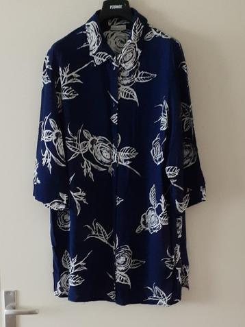 NIEUWE blouse van Sisignora, blauw met witte bloemen, mt. 50 beschikbaar voor biedingen