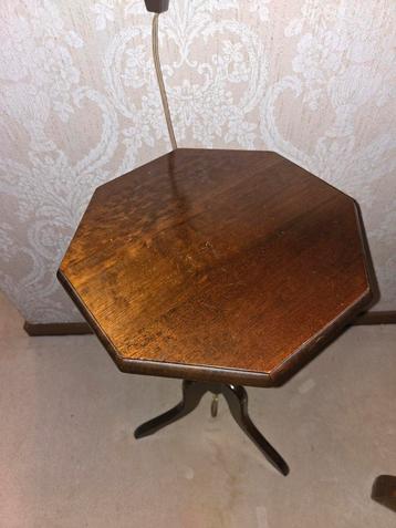 Vintage 8-hoekige bijzettafel van hout beschikbaar voor biedingen