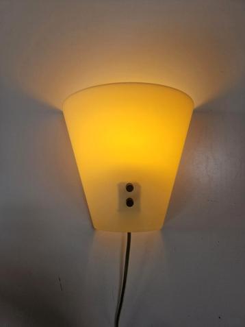 Vintage steinhauer glazen muurlamp geel glas beschikbaar voor biedingen