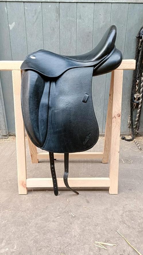 Santa Cruz Malmo dressuur zadel 17,5 inch, Dieren en Toebehoren, Paarden en Pony's | Zadels, Gebruikt, Dressuur, Ophalen