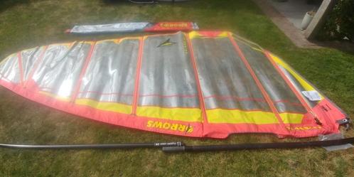 Surfzeil Arrows Hawk 7.6 met bijbehorende mast 490cm, Watersport en Boten, Windsurfen, Zo goed als nieuw, Zeil, Met draagtas, 7 m² of meer
