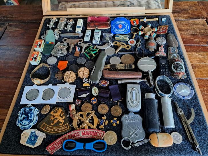 Grote vitrine kist met veel curiosa en antiek, Antiek en Kunst, Curiosa en Brocante, Ophalen of Verzenden