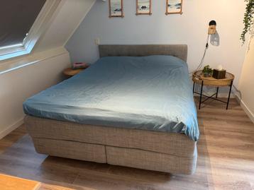 Mooie boxspring 160x200 met grijs hoofdbord beschikbaar voor biedingen