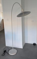 Karwei Philou Vloerlamp lichtbeige, Huis en Inrichting, Lampen | Vloerlampen, Ophalen, Zo goed als nieuw, Metaal, 150 tot 200 cm