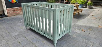 Ledikant met een matras merk Coming beschikbaar voor biedingen