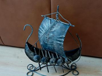 Retro, vintage Metalen model vikingschip, drakenboot beschikbaar voor biedingen