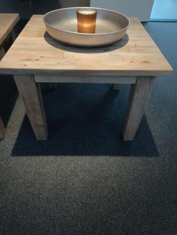 2x Massief houten salontafel 600x600 beschikbaar voor biedingen
