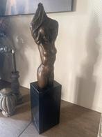 Bronzen sculptuur van een vrouw op marmeren sokkel, Antiek en Kunst, Ophalen