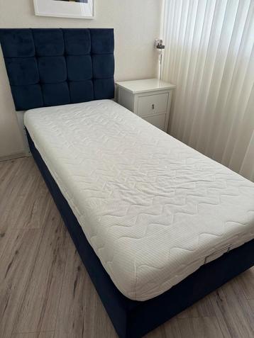 Bed 90x200 met nachtkastje - Zo goed als nieuw beschikbaar voor biedingen