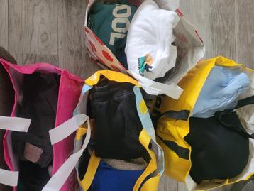 Gratis jongenskleren vanaf ongeveer 1 jaar tm 4 jaar beschikbaar voor biedingen