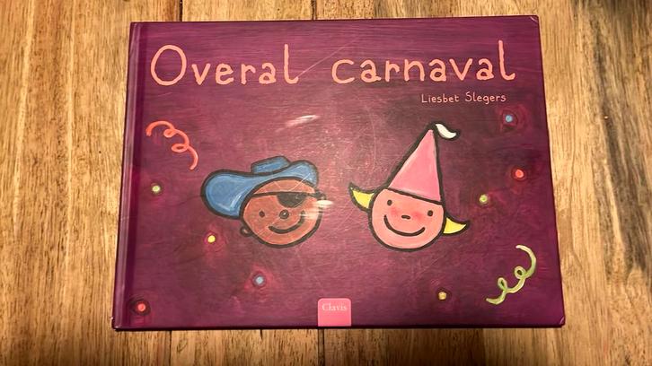 Liesbet Slegers - Overal Carnaval, Boeken, Prentenboeken en Plaatjesalbums, Zo goed als nieuw, Ophalen of Verzenden