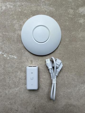 Ubiquiti UniFi AC LITE + Ubiquiti PoE Injector 15W beschikbaar voor biedingen