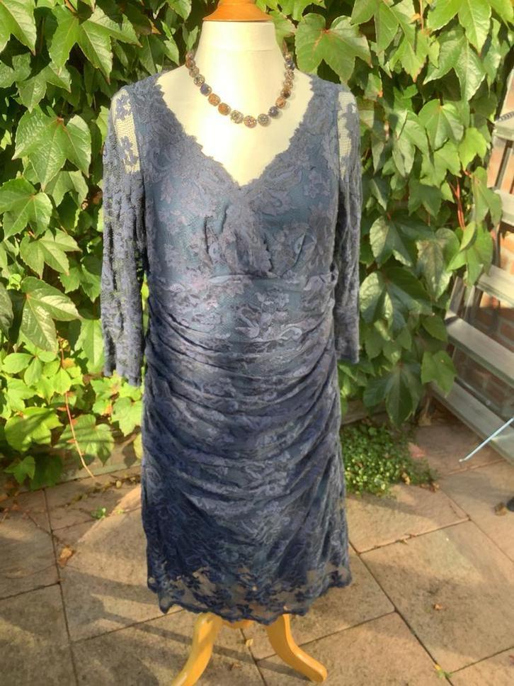 Jurk - Blauw - kant - maat 40/42, Kleding | Dames, Jurken, Zo goed als nieuw, Maat 38/40 (M), Blauw, Onder de knie, Ophalen of Verzenden