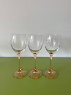 3 grote wijnglazen met roze voet, Verzamelen, Glas en Borrelglaasjes, Ophalen of Verzenden, Gebruikt, Overige typen