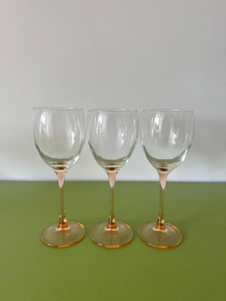 3 grote wijnglazen met roze voet, Verzamelen, Glas en Borrelglaasjes, Gebruikt, Overige typen, Ophalen of Verzenden