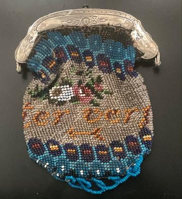 Prachtig antiek kralenbeursje met zilveren beugel 1877 beschikbaar voor biedingen