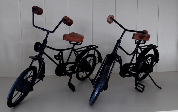2 zwarte miniatuur fietsen, Huis en Inrichting, Woonaccessoires | Overige, Zo goed als nieuw, Ophalen of Verzenden