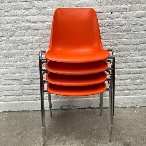 4x vintage oranje stapelstoelen oranje kuip en chromen frame, Huis en Inrichting, Stoelen, Gebruikt, Vier, Kunststof, Metaal, Overige kleuren