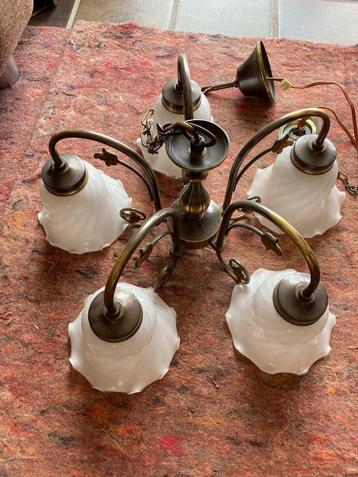 Vintage kroonluchter met 5 armen en wit glazen kapje beschikbaar voor biedingen
