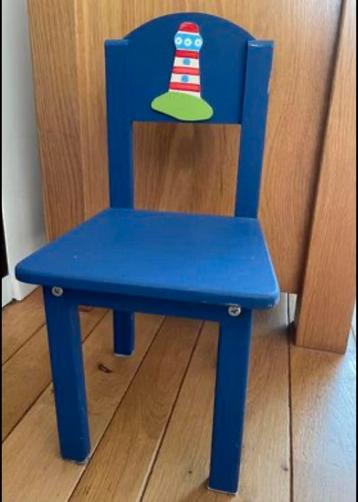 Blauwe kinderstoel van hout | kleine stoel blauw beschikbaar voor biedingen