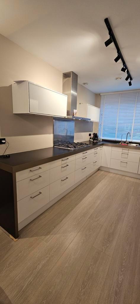 Moderne Hoekkeuken met Inbouwapparatuur, Huis en Inrichting, Keuken | Complete keukens, Zo goed als nieuw, Hoekkeuken, Wit, Overige materialen