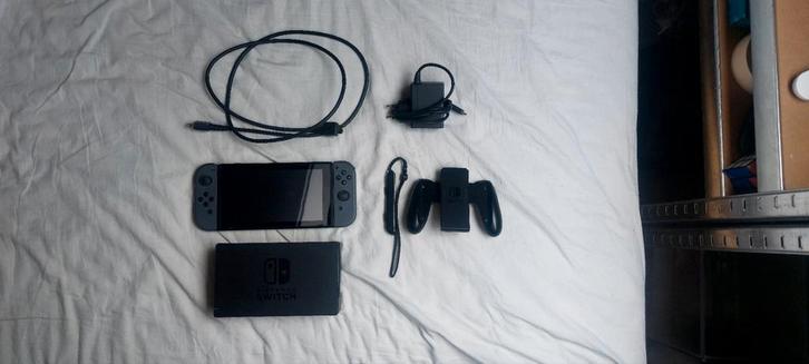 Te koop: Nintendo Switch met Mario Kart 8 Deluxe en Pokémon, Spelcomputers en Games, Spelcomputers | Nintendo Switch, Zo goed als nieuw