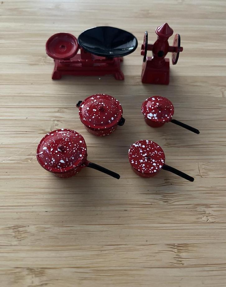 Lot miniatuur rood emaille voor een winkeltje of poppenhuis, Verzamelen, Poppenhuizen en Toebehoren, Zo goed als nieuw, Gebruiksvoorwerp
