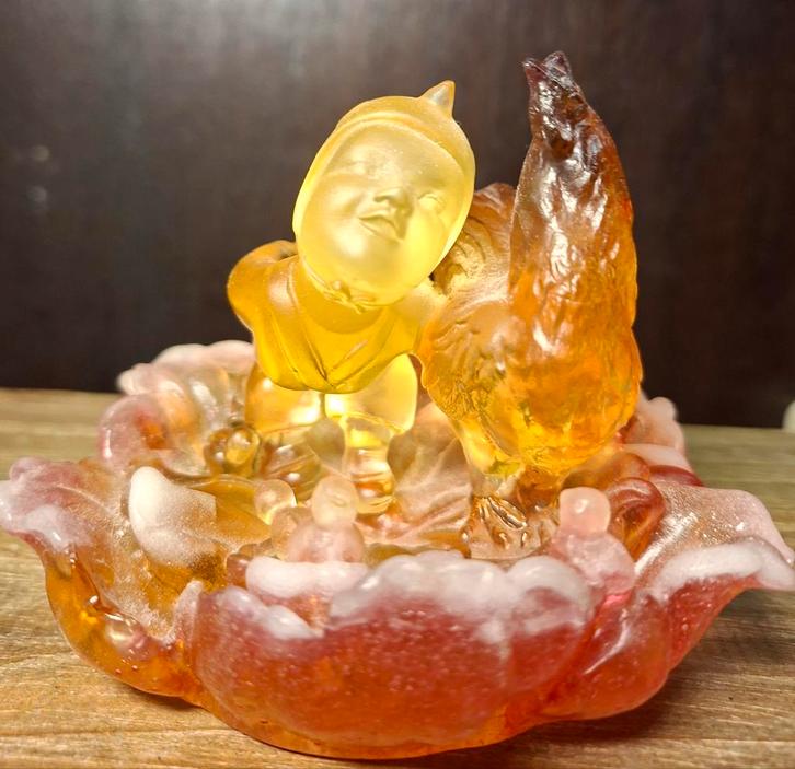 Liuli ? Kristal Kunst - Gelukskind met Haan op Lotusvoetstuk, Antiek en Kunst, Kunst | Beelden en Houtsnijwerken, Ophalen of Verzenden