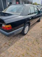 De Mercedes-Benz W124 200d uit 1989, Zwart, Bruin, Diesel, Particulier