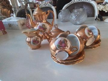 Koffie mokka servies goud beschikbaar voor biedingen