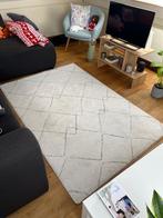 Wit tapijt met zwarte lijnen / White carpet with black lines, Huis en Inrichting, Ophalen, 100 tot 150 cm, Wit, Zo goed als nieuw